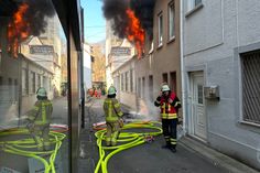Als die Helfer am Brandort eintrafen, stand ein Zimmer der Wohnung bereits lichterloh in Flammen.