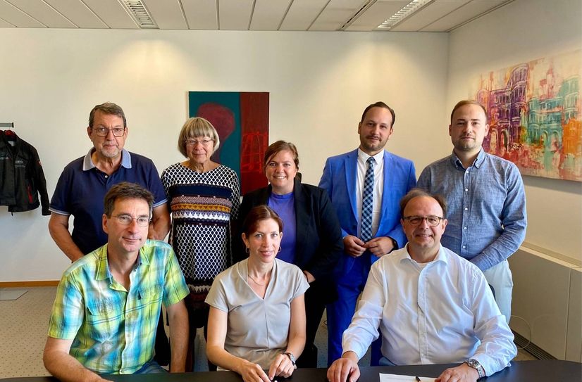 Vertreter der Stadt Trier, darunter Maylin Müllers (h.m), Tim Rademacher (h.r) und Beigeordneter Ralf Britten (v.r.), und des Tierschutzvereins Trier e.V. freuen sich über den neuen Kooperationsvertrag, der eine tierschutzgerechte Versorgung von Fundtieren sicherstellt.