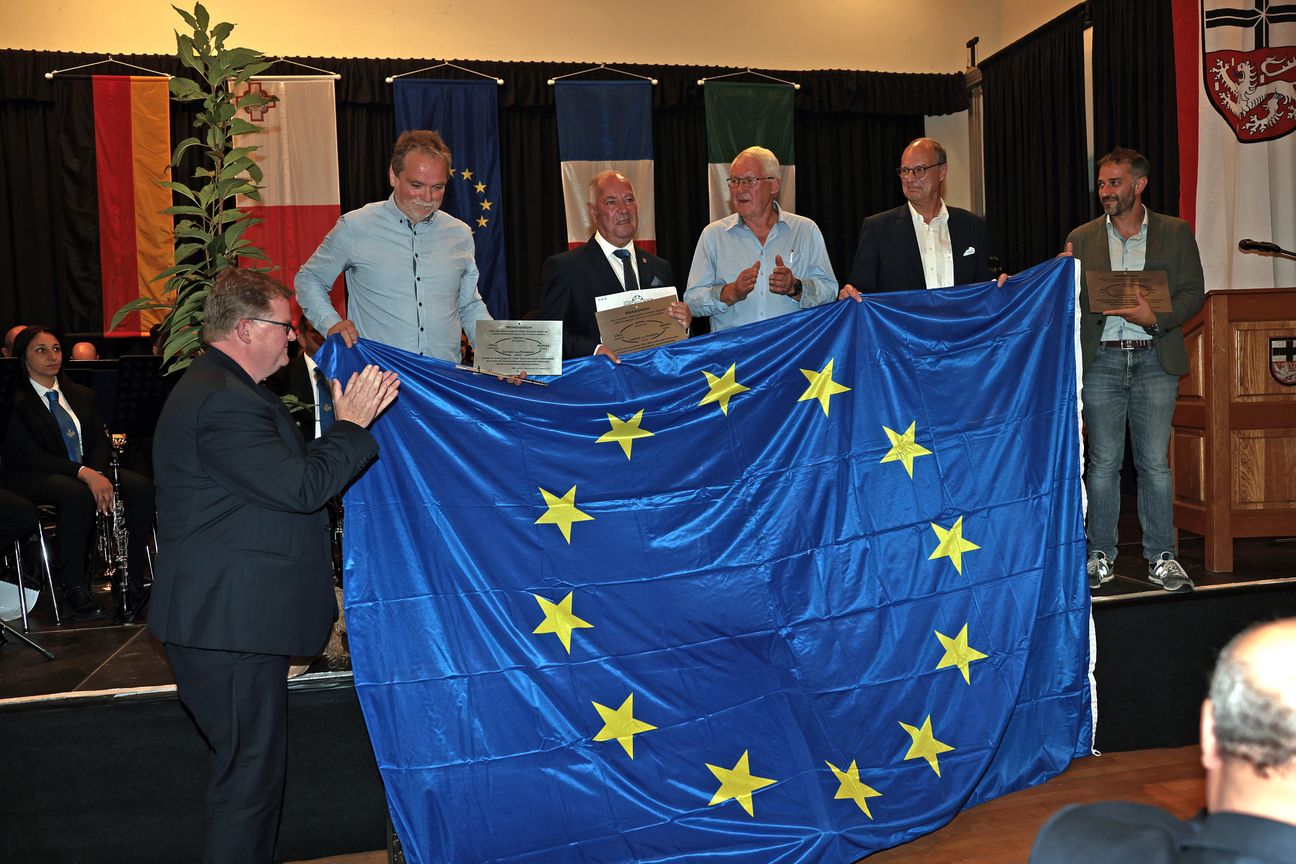 Eine Europa-Flagge für jede Delegation gab es beim Treffen 2023.