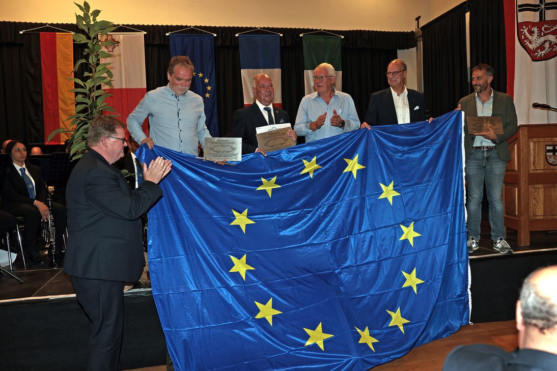 Eine Europa-Flagge für jede Delegation gab es beim Treffen 2023.