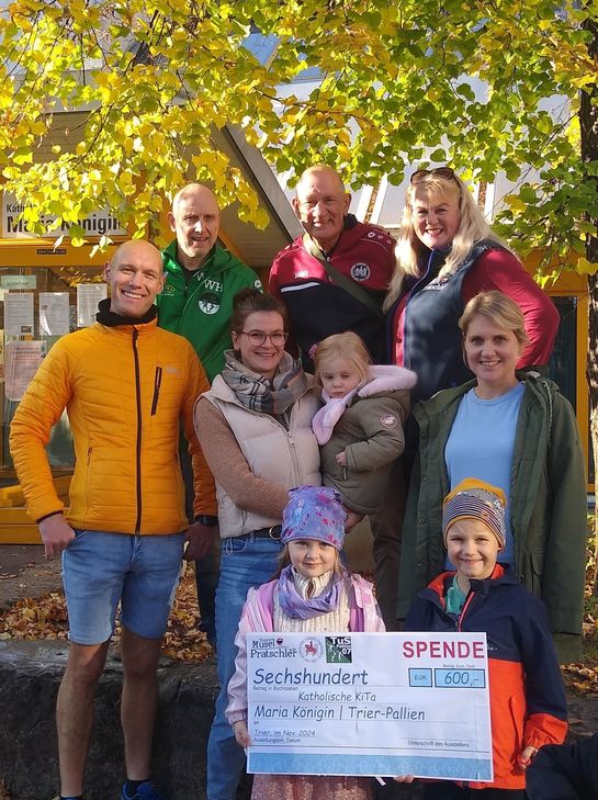 Von links: Klaus Proos (2. Vorsitzender Förderverein KiTa Pallien), Wolfgang Hohenbild (TuS Pallien 07 e.V.), Lydie Elsen (Standortleitung KiTa Pallien), Klaus Schenten (Stadtgarde Augusta Treverorum 1977 e.V.), Jutta Scharff (Trierer Muselpratschler e.V.) und Verena Wohlschlegel (1. Vorsitzende Förderverein KiTa Pallien).