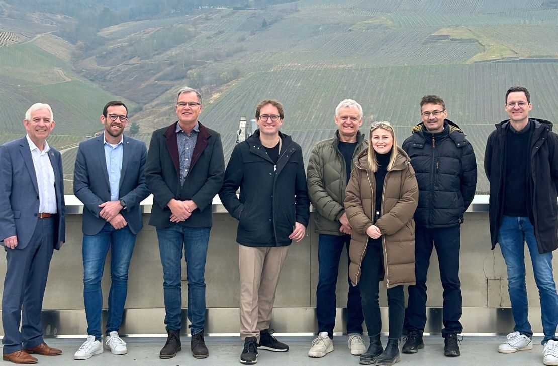 Gruppenfoto auf dem Dach des künftigen Jufa-Hotels in Bernkastel-Kues (v.l.): Verbandsgemeinde-Bürgermeister Leo Wächter, Jufa-Regionalmanager Johannes Bernhard, Christian Rautenberg (Geschäftsführer der Sybac Immobilien GmbH, Eigentümer und Bauherr der Immobilie), Stadtbürgermeister Roman Bastgen, Jürgen Schiffels (Projektentwicklung Sybac), Architektin Elli Anton (Berdi Architekten), Jörg Lautwein (Geschäftsführer der WFB und Leiter der Tourist-Information), Thorsten Krachler (Leitung Bauprojekt- und Facilitymanagement, Jufa Hotels).