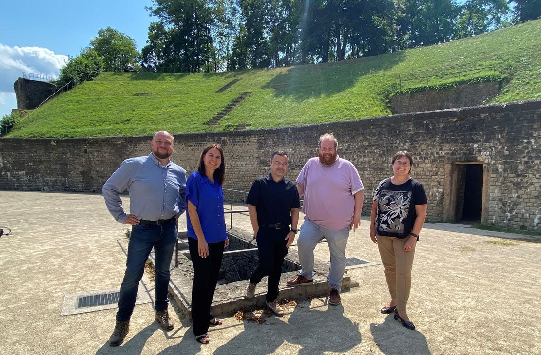 Sie freuen sich bereits auf das Open Air im Amphitheater im nächsten Jahr (v. l.): Thomas Martin (Stellvertretender Leiter Zentrum der Antike), Elvira Classen (Leiterin Amt für Stadtkultur und Denkmalschutz), Oliver Thomé (Geschäftsführer Popp Concerts), Kulturdezernent Markus Nöhl und Dr. Heike Otto (Generaldirektorin der Generaldirektion Kulturelles Erbe Rheinland-Pfalz).