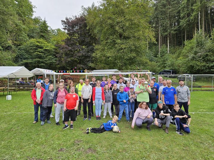 Glückliche Teilnehmerinnen und Teilnehmer sowie Ausrichter des Ebernacher Dreikampfes.