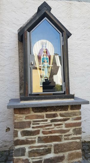 Der neue Bildstock "Großmutter Anna, Mutter Maria und das Kind Jesus" in Cond