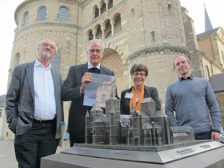 Vlnr. Domkapitular Prof. Dr. Martin Lörsch, Dompropst Jörg Michael Peters, Leiterin der Dom-Information Andrea Riesbeck und Diplom-Kommunikationsdesigner Carsten Jaeger