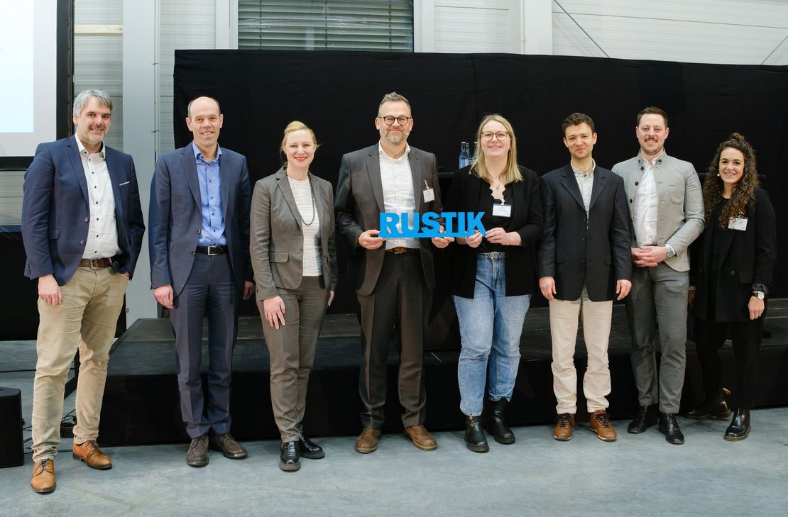 Von links: Manuel Hortian (Leiter der Puricelli-Realschule plus in Rheinböllen), Volker Boch (Landrat Rhein-Hunsrück-Kreis), Dörte Schall (Ministerin für Arbeit, Soziales, Transformation und Digitalisierung), Achim Kistner (Geschäftsführer Regionalrat Wirtschaft), Svea Thietje (Institut für Ländliche Strukturforschung), Dr. Christoph Schleer (SINUS-Institut), Moritz Beul (Vorstandvorsitzender DFH Gruppe), Hannah Wagner (Regionalrat Wirtschaft, Moderation).