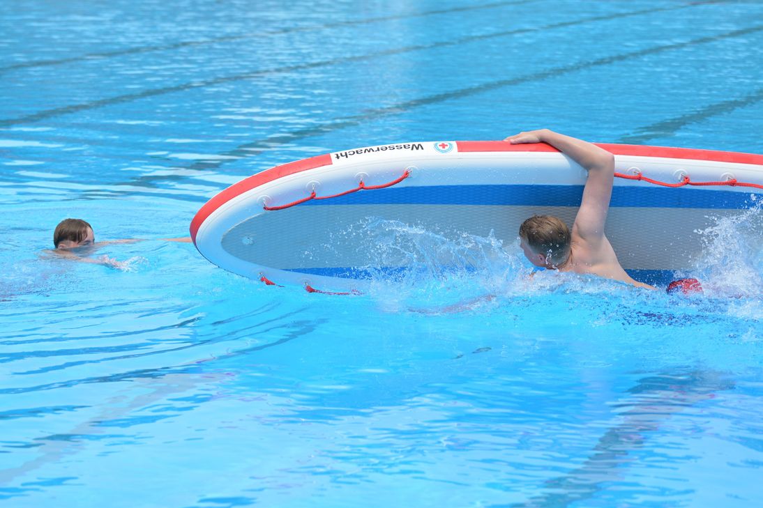 Beim "Tag der Wasserwacht" in Bernkastel-Kues zeigten ehrenamtliche Helferinnen und Helfer, wie schnell aus einem Badeausflug ein Notfall werden kann.