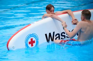 Beim "Tag der Wasserwacht" in Bernkastel-Kues zeigten ehrenamtliche Helferinnen und Helfer, wie schnell aus einem Badeausflug ein Notfall werden kann.