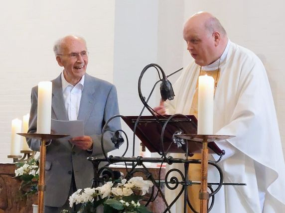 Paulernst Lindner wurde von Pater Christoph Kübler für seinen 70-jährigen Dienst als Kirchenmusiker in einem Gottesdienst in Ulmen besonders geehrt.