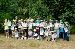 29 Jugendliche aus der Nationalparkregion dürfen sich nun Junior Ranger nennen. Nach erfolgreicher Prüfung haben sie in der Wildniswerkstatt Düttling in feierlichem Rahmen ihre Urkunden erhalten.