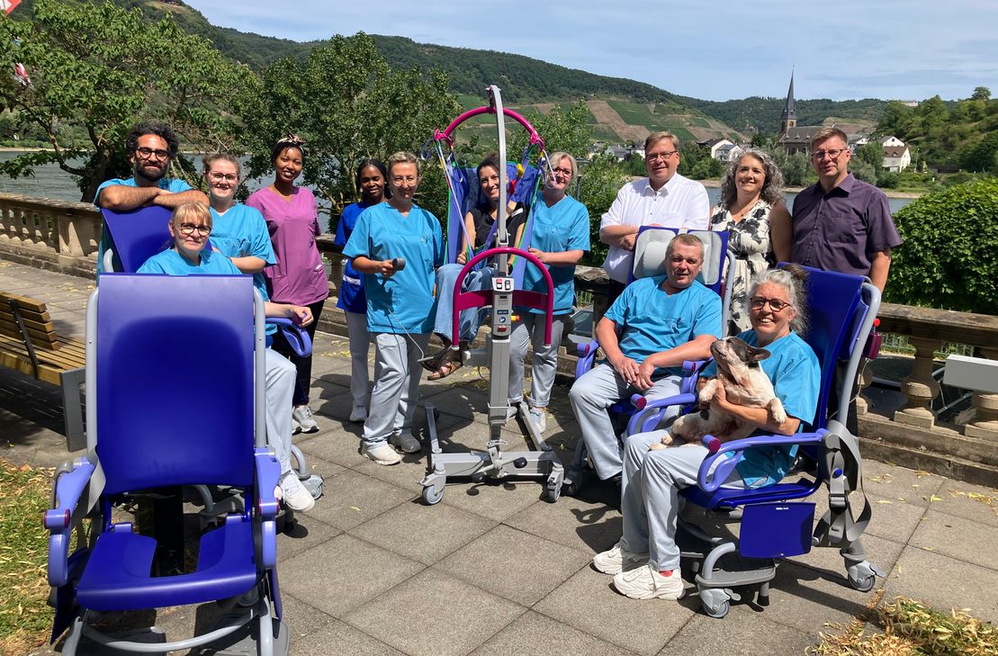 Dank der Unterstützung der Stiftung Seniorenhaus zum Heiligen Geist stehen dem Wohnstift zum Heiligen Geist, Belgrano in Boppard, nun vier elektrische Duschstühle und ein Lifter zur Verfügung. Darüber freuen sich das Team und Stiftungsvorsitzender Pastor Stefan Dumont.