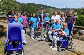 Dank der Unterstützung der Stiftung Seniorenhaus zum Heiligen Geist stehen dem Wohnstift zum Heiligen Geist, Belgrano in Boppard, nun vier elektrische Duschstühle und ein Lifter zur Verfügung. Darüber freuen sich das Team und Stiftungsvorsitzender Pastor Stefan Dumont.