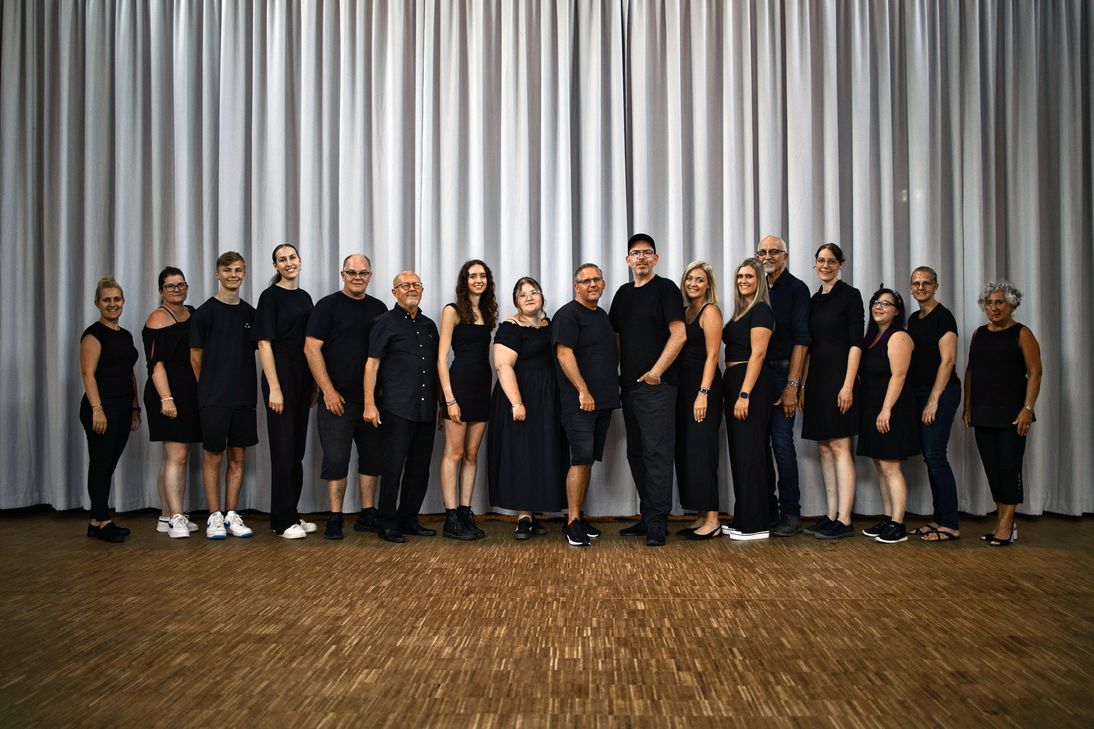 Das Theaterensemble von "Blau-Weiß" Ehrang freut sich darauf, "in Rätseln" zu spielen und erstmals auf eine zusätzliche Vorstellung in Form eines bekannten Krimidinners.