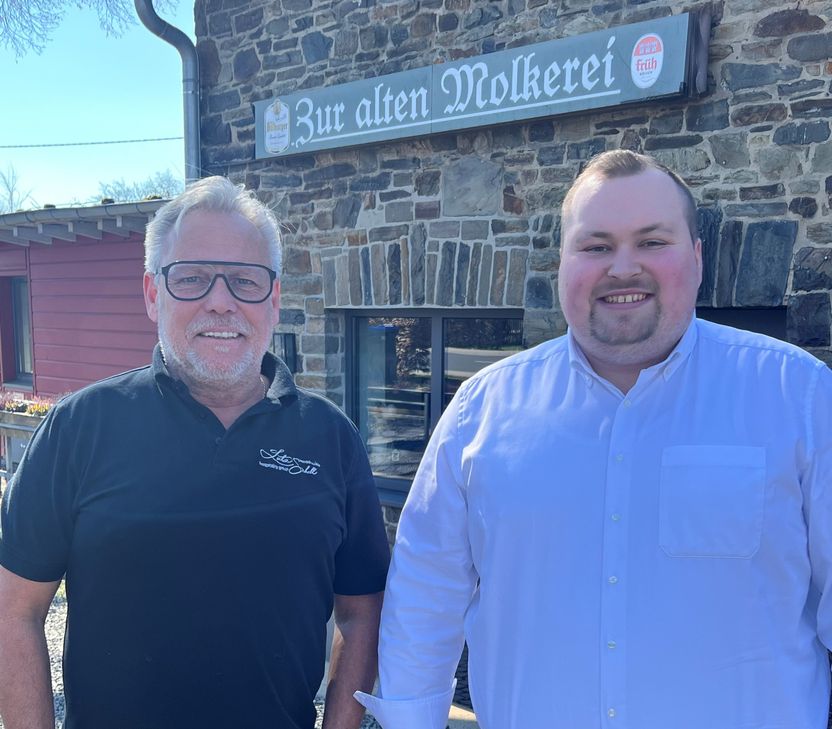 Der neue Pächter der »Alten Molkerei« in Höfen, Tom Bäumler (r.), und sein Vorgänger und ehemaliger Chef Lutz Schell freuen sich auf den Neustart am Nationalparktor. Dabei setzt der Hotelfachmann auf eine Mischung aus gut bürgerlichem Restaurant und Kneipenflair.