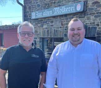 Der neue Pächter der »Alten Molkerei« in Höfen, Tom Bäumler (r.), und sein Vorgänger und ehemaliger Chef Lutz Schell freuen sich auf den Neustart am Nationalparktor. Dabei setzt der Hotelfachmann auf eine Mischung aus gut bürgerlichem Restaurant und Kneipenflair.