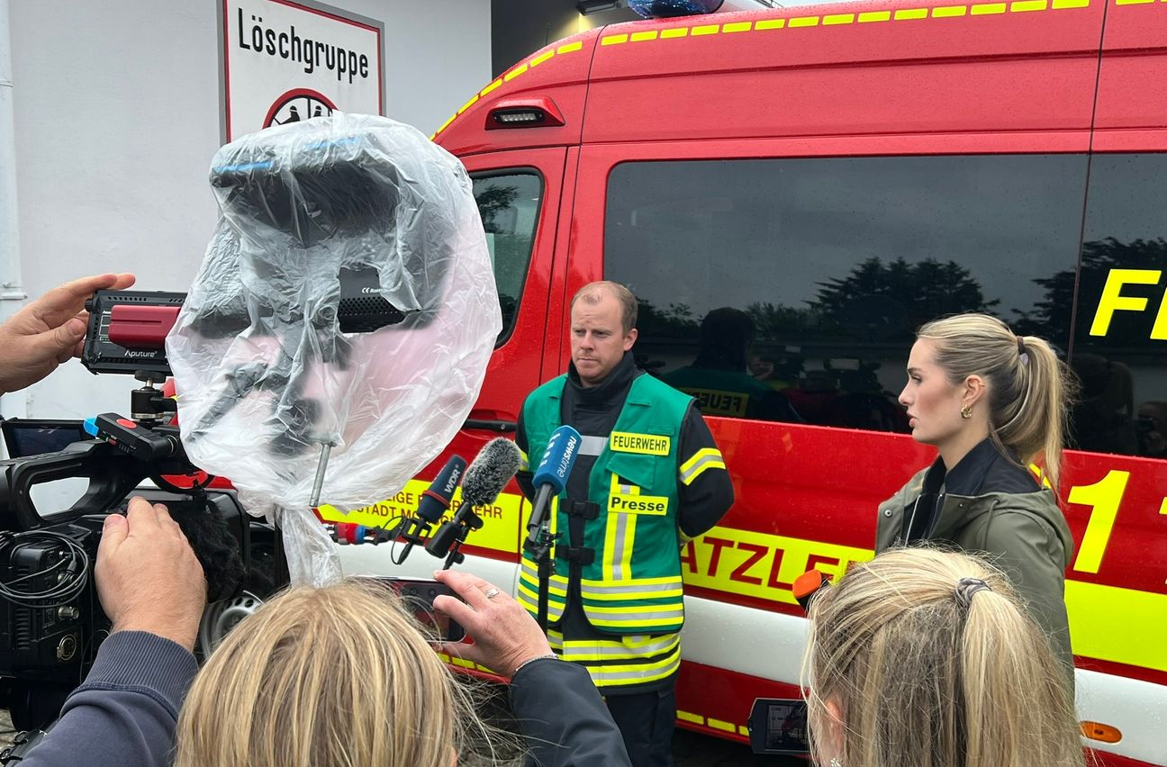 Besonnen und professionell stellt sich Tobias Schell, Sprecher der Feuerwehr, den Fragen. Die Lage sei stabil, doch an ein Autatmen nicht zu denken.