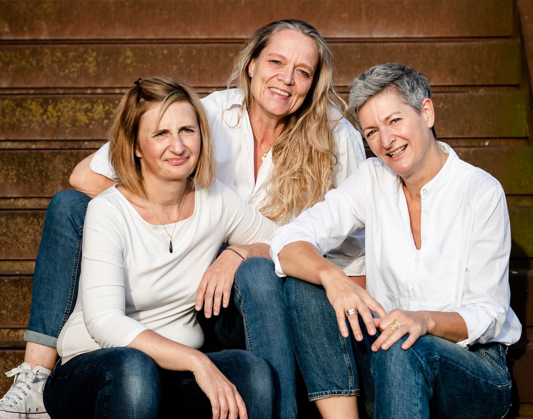 v.l.: Martina Mully, Nicole Schoenewolf und Jutta Reusch bewahren in der Goldschmiede im luxemburgischen Beaufort ein uraltes Handwerk. Die drei Goldschmiedemeisterinnen lernten sich 1991 in Trier kennen .
