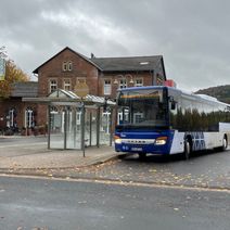 Die zwischen dem Bahnhof Neubrücke und Rhaunen verkehrende Nationalparklinie 890 wiest auf einigen Abschnitten nur geringe Fahrgastzahlen auf. Deshalb könnte es auf dieser Linie zu Änderungen kommen.