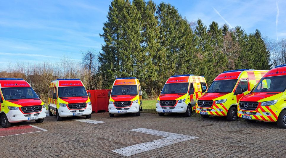Mit der Übergabe der letzten sechs von insgesamt elf neuen Krankentransportwagen ist die Modernisierung dieser Flotte in der StädteRegion Aachen erfolgreich abgeschlossen.