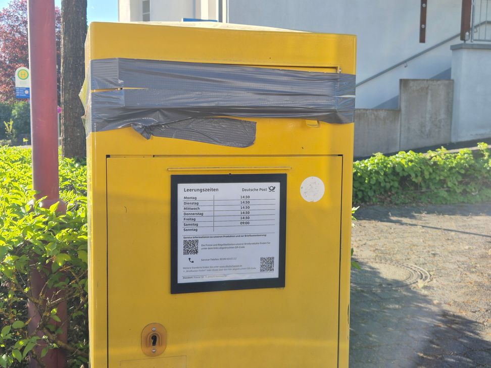 Auch das gelegentliche Zukleben von Briefkästen gehört offenbar weiterhin zum Repertoire der nächtlichen „Hexen“.