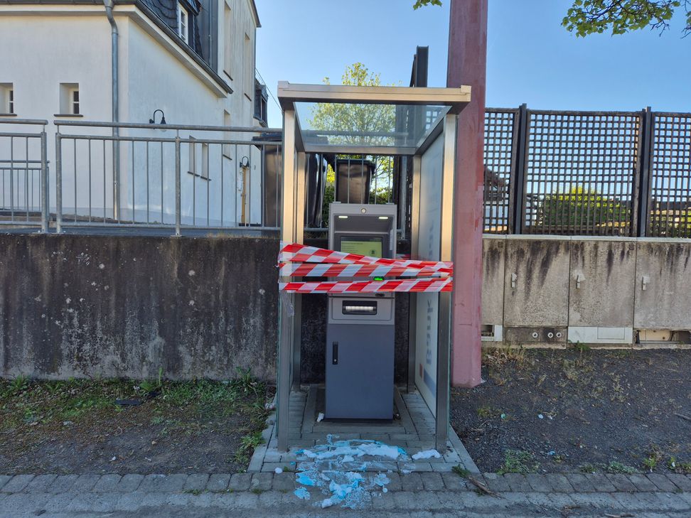 Kaputtes Fenster am Automaten