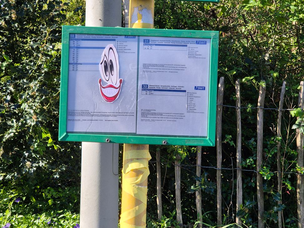 An der Bushaltestelle sorgten zusätzlich aufgeklebte, lustige Gesichter für eine humorvolle Note.