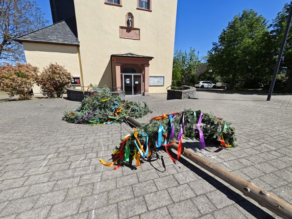 Der Maibaum am Kirchenvorplatz wurde umgestürzt.