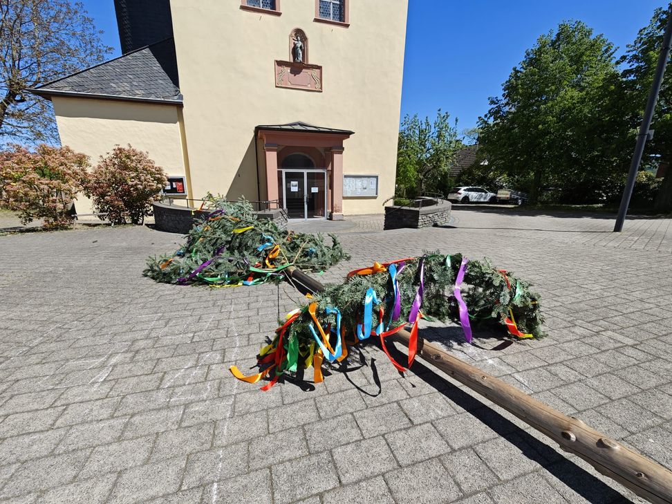 Der Maibaum am Kirchenvorplatz wurde umgestürzt.