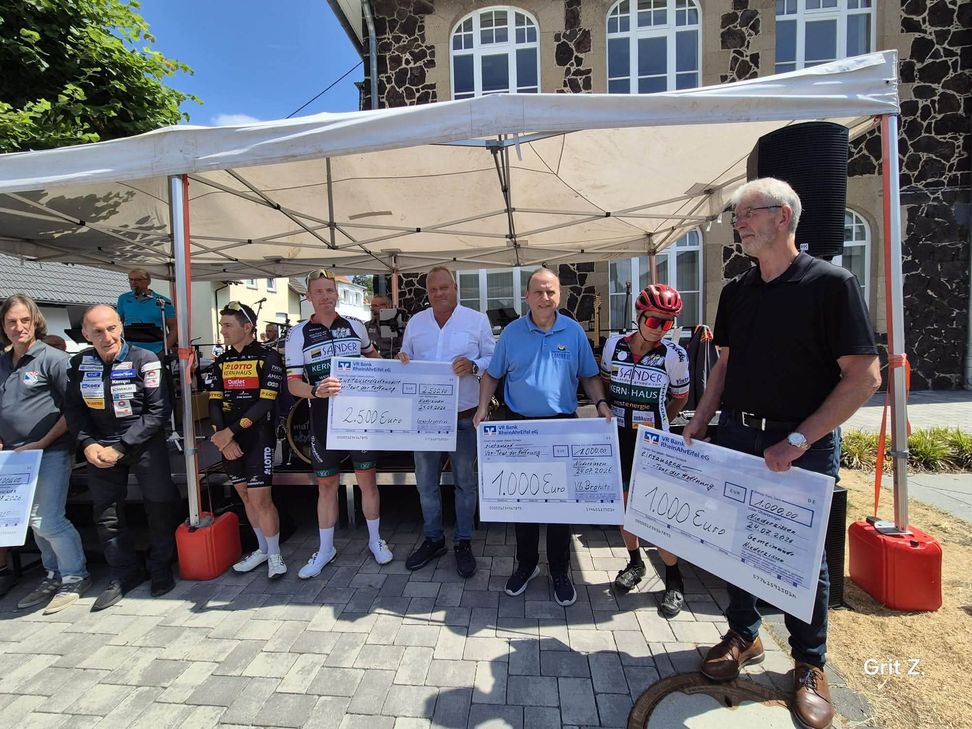 Spendenübergabe in Niederzissen.