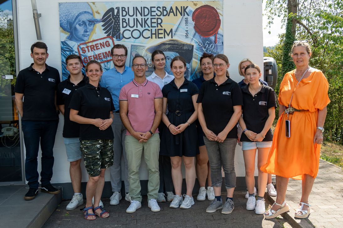 Das Team der Deutschen Bundesbank, der Vereinigten Volksbank Raiffeisenbank eG und des Bundesbank Bunkers Cochem gestaltete gemeinsam den Aktionstag zum zehnjährigen Bunkerjubiläum.