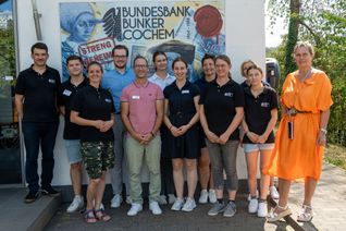 Das Team der Deutschen Bundesbank, der Vereinigten Volksbank Raiffeisenbank eG und des Bundesbank Bunkers Cochem gestaltete gemeinsam den Aktionstag zum zehnjährigen Bunkerjubiläum.