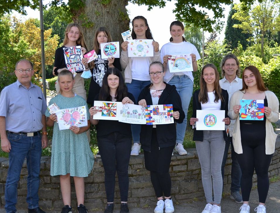 Louisa Loew (2. v. r.) aus Masburg von der Realschule plus Kaisersesch hat den Logo-Wettbewerb für das  »Mosaik der Kulturen 2022« gewonnen.