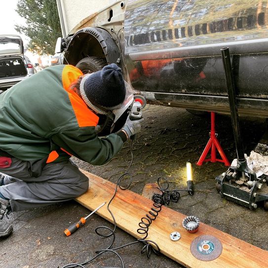 Umbauarbeiten erledigten die beiden Freunden am Volvo eigenhändig. Foto: privat