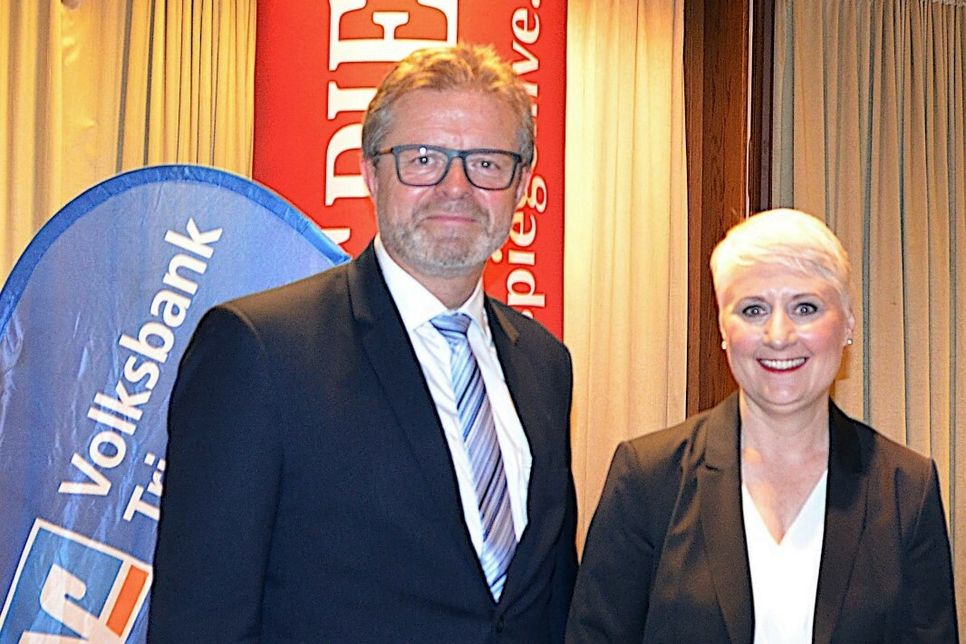 Volksbank-Vorstand Alfons Jochem und TW-Geschäftsführerin Evelin Maus stehen für die "Top-Service-Check"-Kampagne.  Foto: Finkenberg