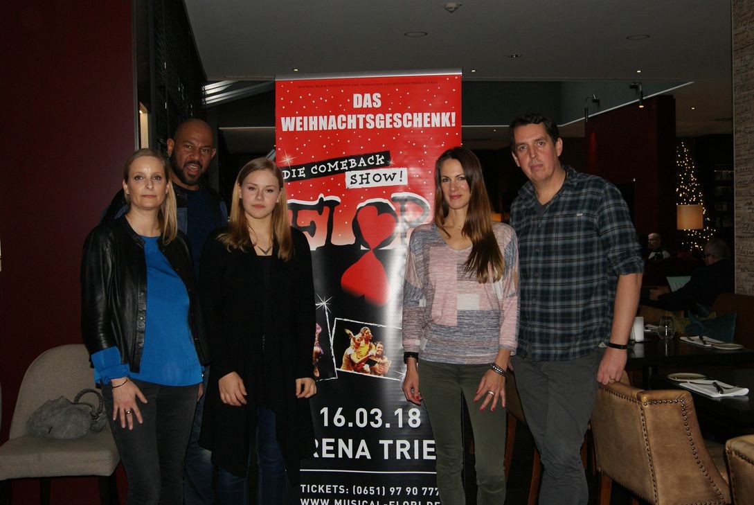 Von links nach rechts: Simone Clemens (Schwarzes Gefühl), David Moore (König Malin), Emily Valerius (Waldfee Santana), Meike Anlauff (Rotes Gefühl) und Thomas Schwab (Komponist und Autor) bei der Vorstellung des Musicals-Märchens "Flori – und Träume werden Wirklichkeit". Foto: Urban