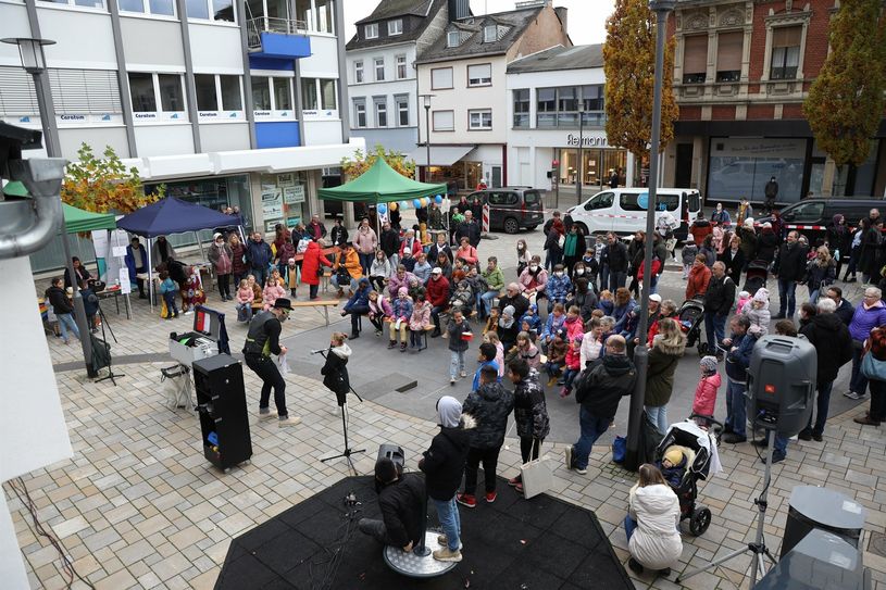 Wie schon im vergangenen Jahr findet das Demokratiefest im Stadtteil Oberstein auf dem Christuskirchplatz statt.