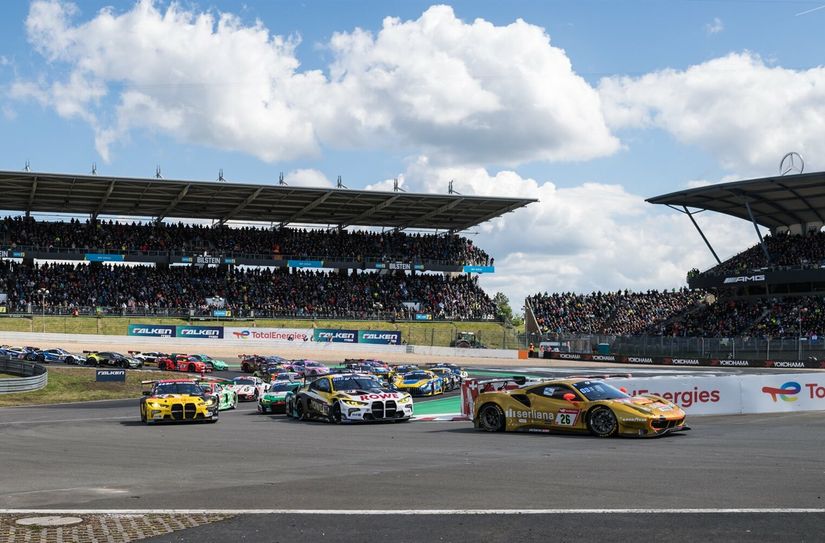 In der ersten Kurve führte der Ferrari 488 GT3 #26 vom Team octane126 noch.