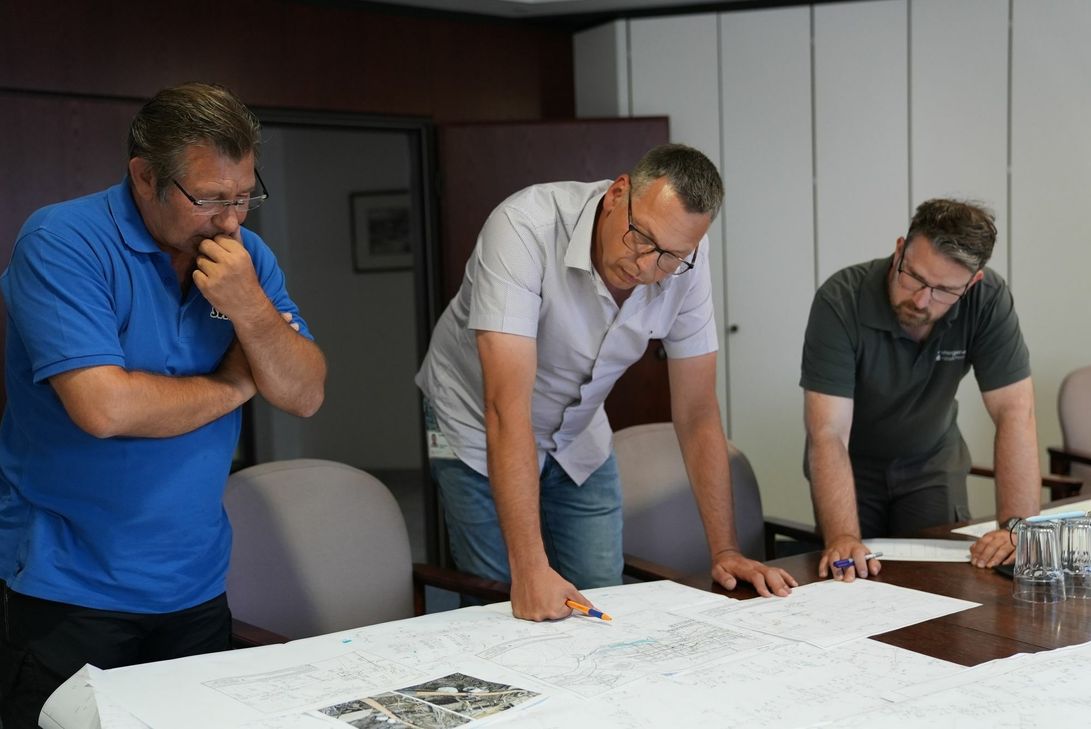 : enm-Teamleiter Jürgen Köbbing (Mitte) plant mit (von rechts) Stefan Virgin von den Stadtwerken Neuwied und Daniel Berressem von der enm die nächsten Schritte. Foto: Schmidt/evm