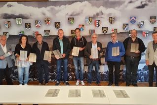 Im Rahmen des Projektes "Prélude Orgel-Info" wurden jetzt die Info-Tafeln an die beteiligten Kirchengemeinden übergeben. (Foto: VG Simmern-Rheinböllen)