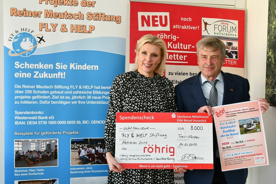 Hans Peter Röhrig überreichte Pia Schmitz-Formes von "Fly & Help" einen Scheck in Höhe von 8.000 Euro für einen Schulbau in Ruanda.