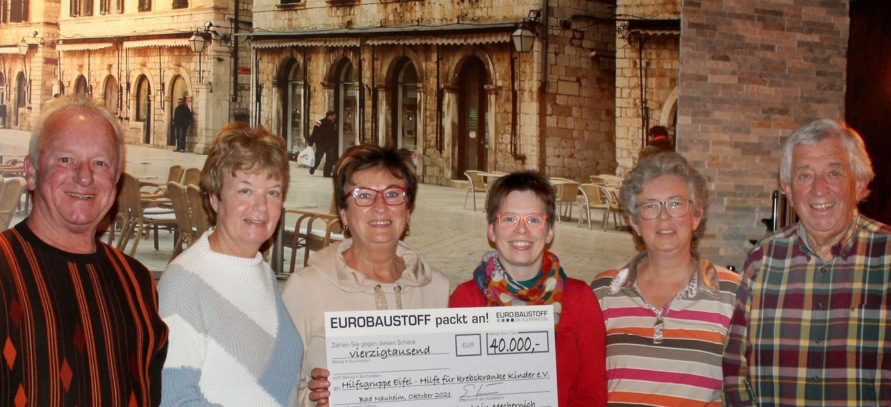 Sie präsentierten beim jüngsten Monatstreffen den Mega-Scheck über 40.000 Euro : Paul Schneider, (v.li.) Claudia Esch, Dagmar Poth, Christiane Schmitz und Hilfsgruppen-Vorsitzender Willi Greuel. Foto: Hilfsgruppe Eifel