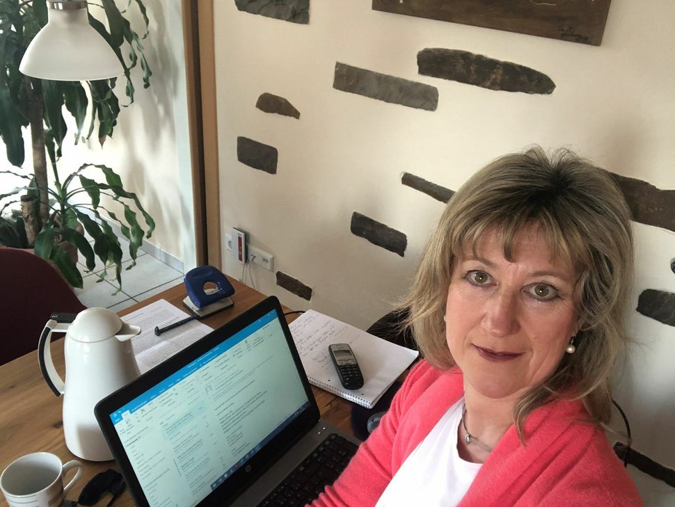 Politik vom Küchentisch: Anke Beilstein hat sich selbst nach der Corona-Infektion ihres Ehemannes in häusliche Quarantäne versetzt. Hier wartet sie auf das Ergebnis eines Tests und arbeitet via Videokonferenz weiter. Foto: privat