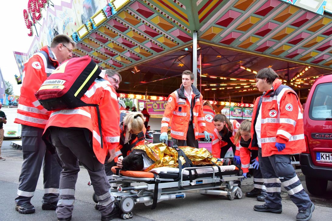 Helfer auf dem Jahrmarkt im Einsatz. Foto: DRK