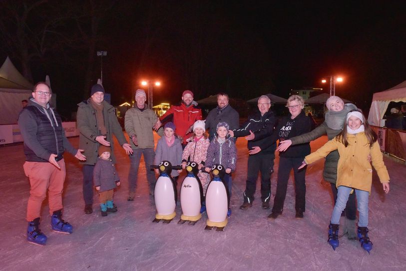 Zusammen mit vielen Kindern freuen sich über das Eisvergnügen im Kurpark: (v.l.) Sebastian Jonas (Jonas Druck), Jan Ritter (Marketing GmbH), Paul Schumacher (Weingut Schumacher), Christian Lersch und Frank Mies (Uferlichter e.V.), Thomas Hein und seine Ehefrau (Interevent GmbH) sowie Malin Ackermann (Marketing GmbH). Foto: Martin Gausmann