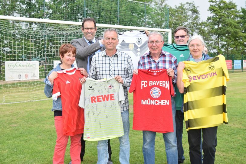Freuen sich auf das Benefiz-Event mit Tombola (von rechts): Kita-Leiterin Ingrid Dahmen, das Organisatorenteam bestehend aus Jürgen Schmitz, Jürgen Sauer, Hubert Kreuer, sowie der erste Beigeordnete der Stadt Euskirchen Johannes Winckler und die Rektorin der Veybach-Grundschule Gabriele Strobel-Pütz. Foto: Breuer