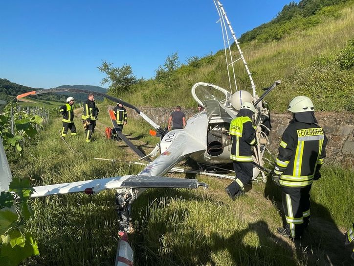 Ein Spritzhubschrauber ist in einem Weinberg bei Ellenz-Poltersdorf abgestürzt.