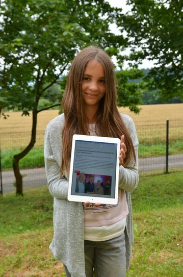 Felice-Marie Kohley zeigt, was es für die besten Geschichten zu gewinnen gibt Foto: Finkenberg