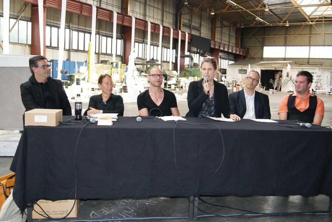 Das Team des Theaters eröffnet die neue Spielzeit: v.li.n.re. Schauspielspartenleiter Ulf Frötzschner, Tanzdramaturgin Waltraut Körver, Intendant Karl Sibelius, Operndirektorin Katharina John, Generalmusikdirektor Victor Puhl, Leiter der Bürgertheater-Sparte Marc-Bernhard Gleißner. Foto: Huss