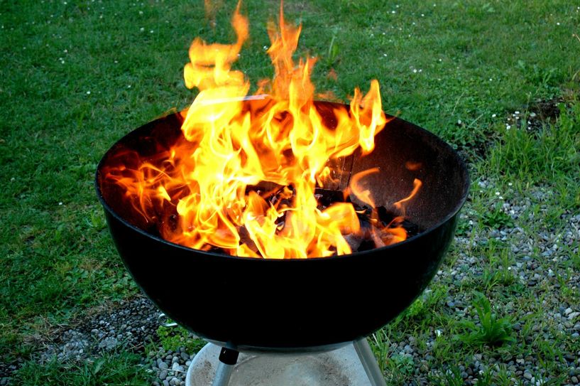 Genüsslich grillen, ohne die Feuerwehr rufen zu müssen: Dafür müssen ein paar Regeln beachtet werden. Foto: pixelio.de